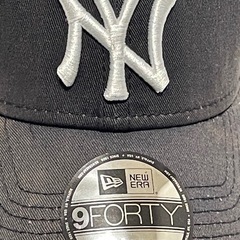 ✨定番人気✨ New Era 9FORTY NYキャップ ブラック × ホワイトの画像