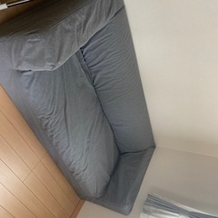 ライトグレー　三人掛けソファ