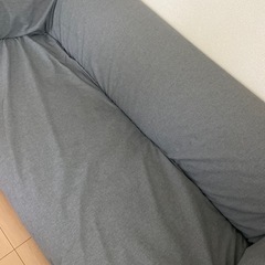 ライトグレー　三人掛けソファの画像