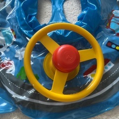 子供用 足入れ浮き輪 うきわ ハンドル付き はたらくくるま　消防車 パトカー 救急車の画像