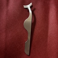 つけまつげを付ける器具？と、マニキュアと、除光液と、髪留め