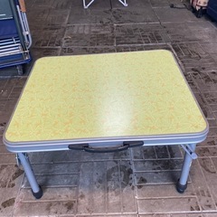 キャンプ用のテーブル