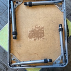 キャンプ用のテーブルの画像