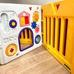 ベビーサークル　日本育児 ミュージカルキッズランド DX 6ヶ月~3歳半対象 おもちゃパネル付のベビーサークルの画像