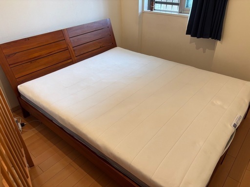 エアウィーヴ　クイーンサイズマットレス、スキャンティーク　ベッドフレーム