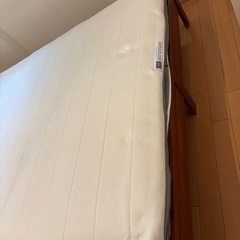 エアウィーヴ クイーンサイズマットレス、スキャンティーク ベッドフレーム