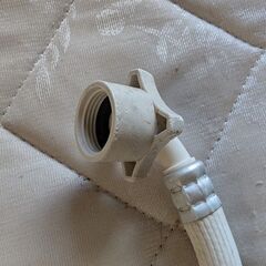 自動洗濯機給水ホース 長さ1.5ｍ 元口付き ワンタッチ接続 ツバ付き 抜け防止 中古の画像