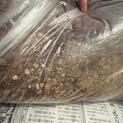 土約8.5kgと鉢底石の画像