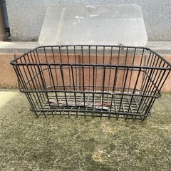 カゴ　蓋付きの画像