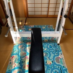 ベンチプレスの台と重り