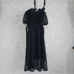 レースフリル付きブラックワンピースの画像