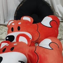 犬のぬいぐるみと クッションです。