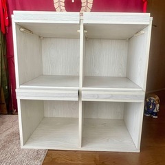 木目白っぽいグレー。前に雑誌を立てて置くこともできる物入れの画像