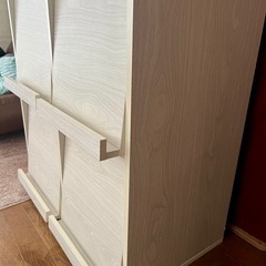 木目白っぽいグレー。前に雑誌を立てて置くこともできる物入れの画像