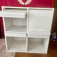 木目白っぽいグレー。前に雑誌を立てて置くこともできる物入れの画像