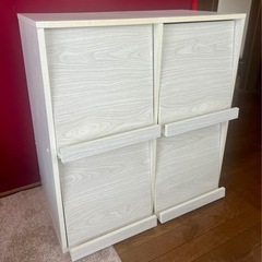 木目白っぽいグレー。前に雑誌を立てて置くこともできる物入れの画像