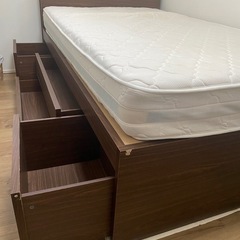 セミダブルベッドとマットレスの画像