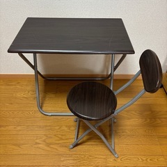 折りたたみ机と椅子