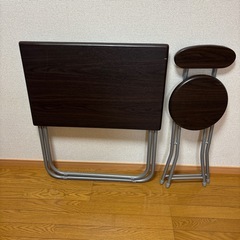 折りたたみ机と椅子の画像