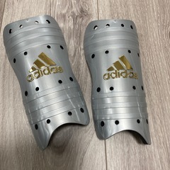 サッカーの脛当て的なやつ