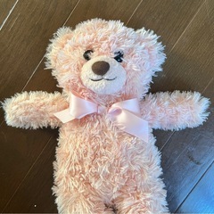 ピンクのくまぬいぐるみ