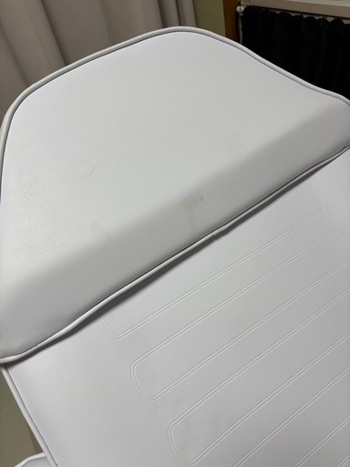 【値下げしました】サロン用フェイシャルベッド（有孔） /枕・肘置き付