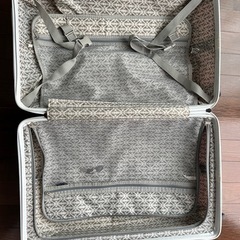 スーツケース 白の画像