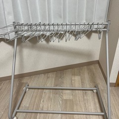 スラックスハンガー