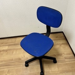青い椅子　昇降機能付き