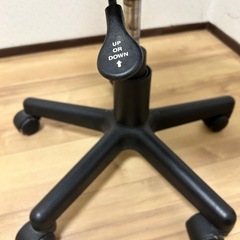 青い椅子　昇降機能付きの画像