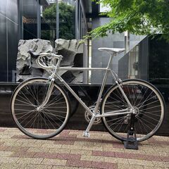 オールシルバーのロードバイク（石森製作所）の画像