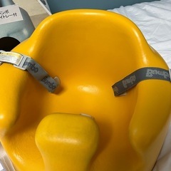 バンボ　ベビーチェアイエローベルトテーブル付きの画像