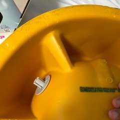 バンボ　ベビーチェアイエローベルトテーブル付きの画像