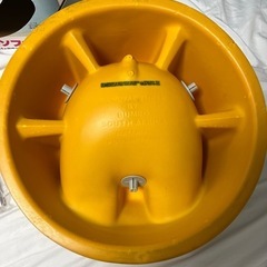 バンボ　ベビーチェアイエローベルトテーブル付きの画像