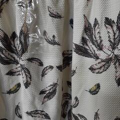 レディース洋服④Mサイズ肩出しフェザー柄トップスの画像