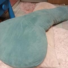抱き枕2つシミ汚れあり、中の綿潰れございますの画像