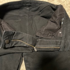 ユニクロ　ブラックジーンズの画像