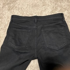 ユニクロ　ブラックジーンズの画像