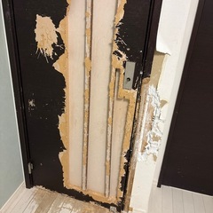 部屋のドアとドア枠を格安で直してくれる人いませんか