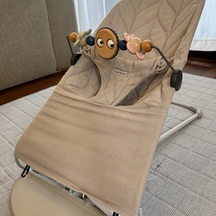 ベビービョルン バウンサー おもちゃバー付きの画像