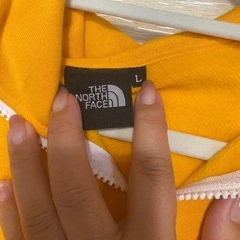 THE NORTH FACE イエローフーディ Lサイズの画像