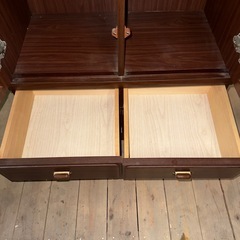 【1054】ブラウン木製キャビネット ガラス扉付きの画像
