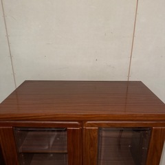 【1054】ブラウン木製キャビネット ガラス扉付きの画像