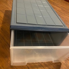 プラスチック製　衣装ケース