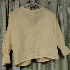 黄色の夏服の画像