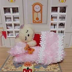 羊毛フェルト 小さな小さなマルチーズの子供ちゃん布団セットと餌と...