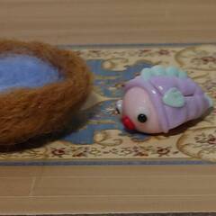 小さなハチ猫ちゃんとお魚　可愛いお魚さんの画像