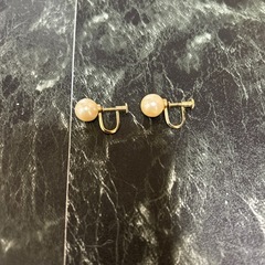 クリーム色パールスタッドイヤリング