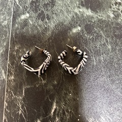 ゼブラ柄 フープピアス
