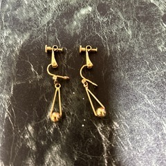安全ピンデザイン ゴールドイヤリング